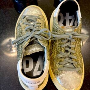 P448 like new platform sneakers